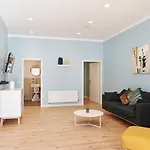 Apartment Design Mit Kostenfreiem Garagen Parkplatz Im Zentrum